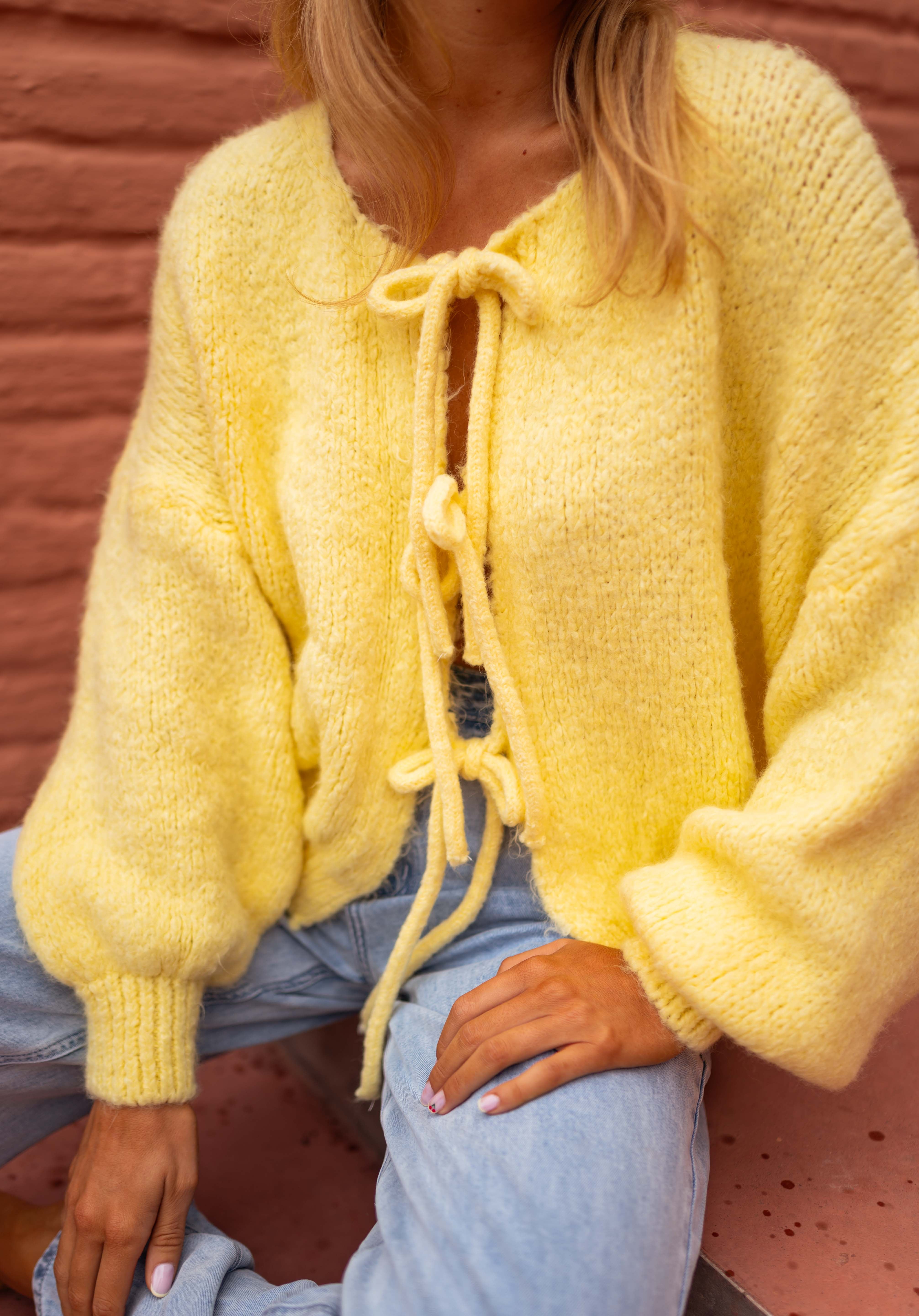 Aurelia Lace-Up Sweater Damen hellbeige mit O-Ausschnitt
