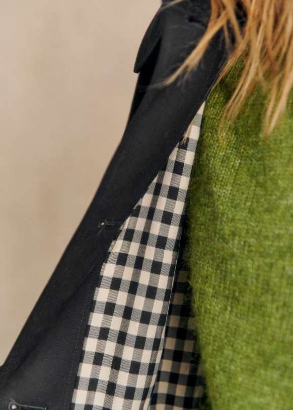 Clara Trenchcoat Schwarz – Look mit grüner Strickjacke