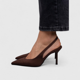 Velmira Slingback-Pumps in Braun Wildleder – Detailansicht mit spitzer Form und Stiletto-Absatz