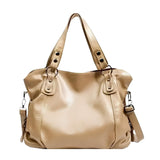 beige schoudertas dames met zilverkleurige hardware en ruime inhoud