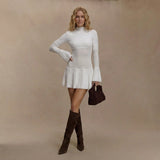 weißes minikleid mit stehkragen und ausgestellten ärmeln