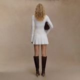 rückansicht des minikleids mit figurbetonter passform