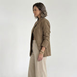 Modell in Serenelle Karo-Blazer Braun – Lookbook-Aufnahme mit Outfit-Styling