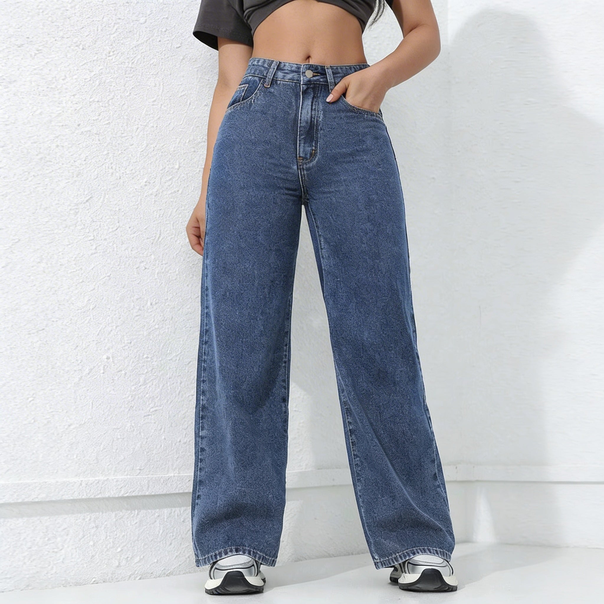 Modell in Lunira Wide-Leg-Jeans Dunkelblau – weitere Streetstyle-Aufnahme