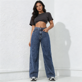 Modell trägt Lunira Wide-Leg-Jeans in Dunkelblau mit Crop-Top, Frontansicht
