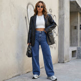 Modell trägt Lunira Wide-Leg-Jeans Dunkelblau – Detailansicht des hohen Bundes