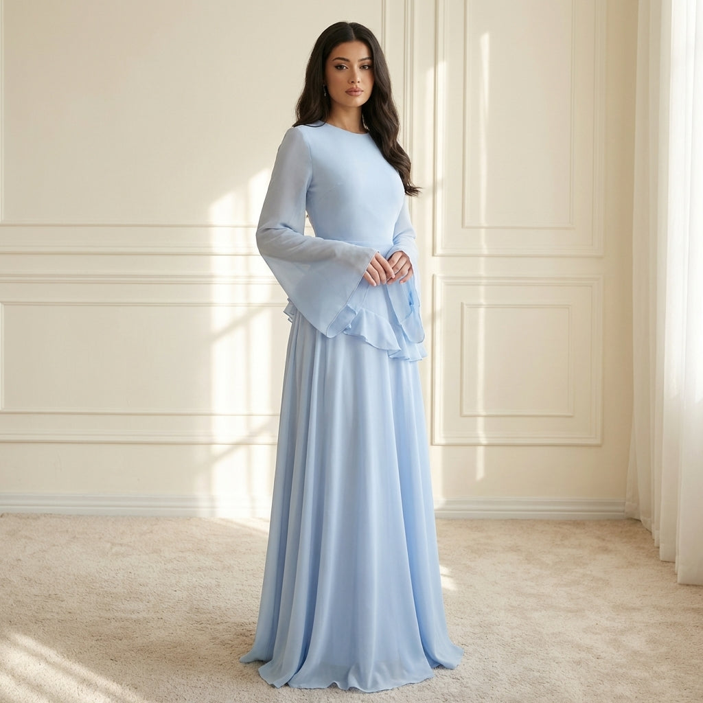 Modell trägt Elysera Maxikleid in Hellblau mit Rüschen-Detail und Trompetenärmeln, elegante Frontansicht