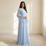 Modell trägt Elysera Maxikleid in Hellblau mit Rüschen-Detail und Trompetenärmeln, elegante Frontansicht