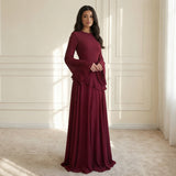 Modell trägt Elysera Maxikleid in Bordeaux mit Rüschen-Detail und Trompetenärmeln, eleganter Anlass-Look