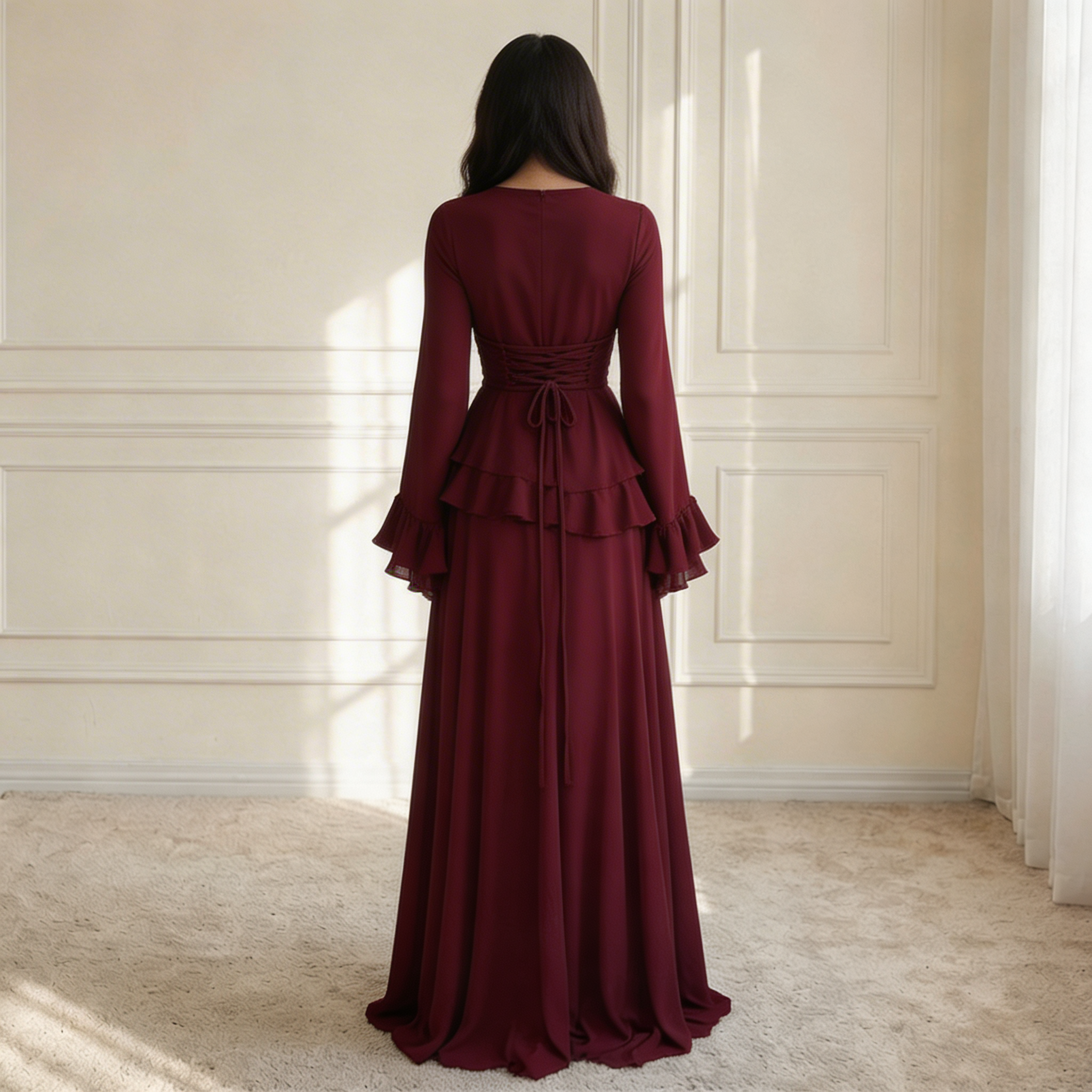 Modell in Elysera Maxikleid Bordeaux – Detailansicht der Rüschen-Schicht und langen Ärmel