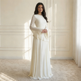Modell trägt Elysera Maxikleid in Creme mit Rüschen und Trompetenärmeln, klassische Frontansicht
