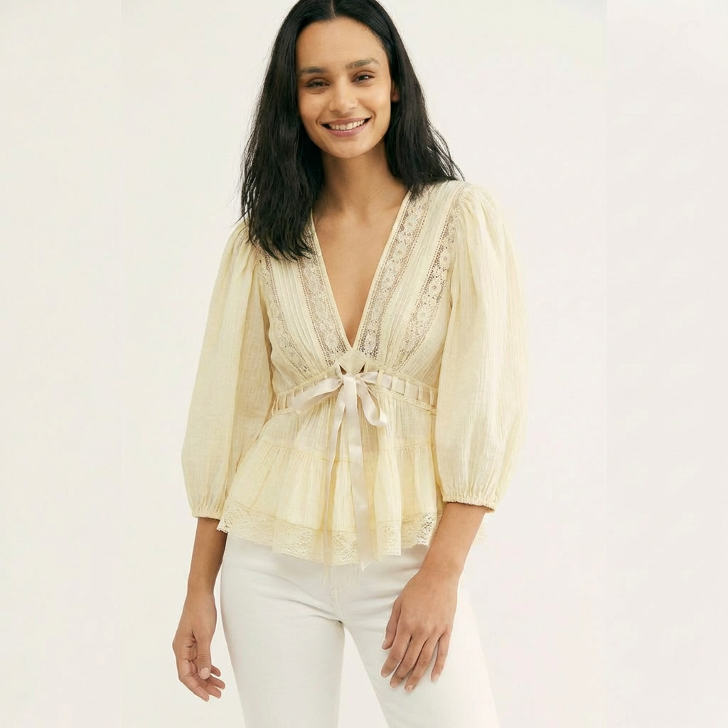 Modell in Lunaria Bluse Gelb mit Spitze und Schleife, Frontansicht in halber Aufnahme