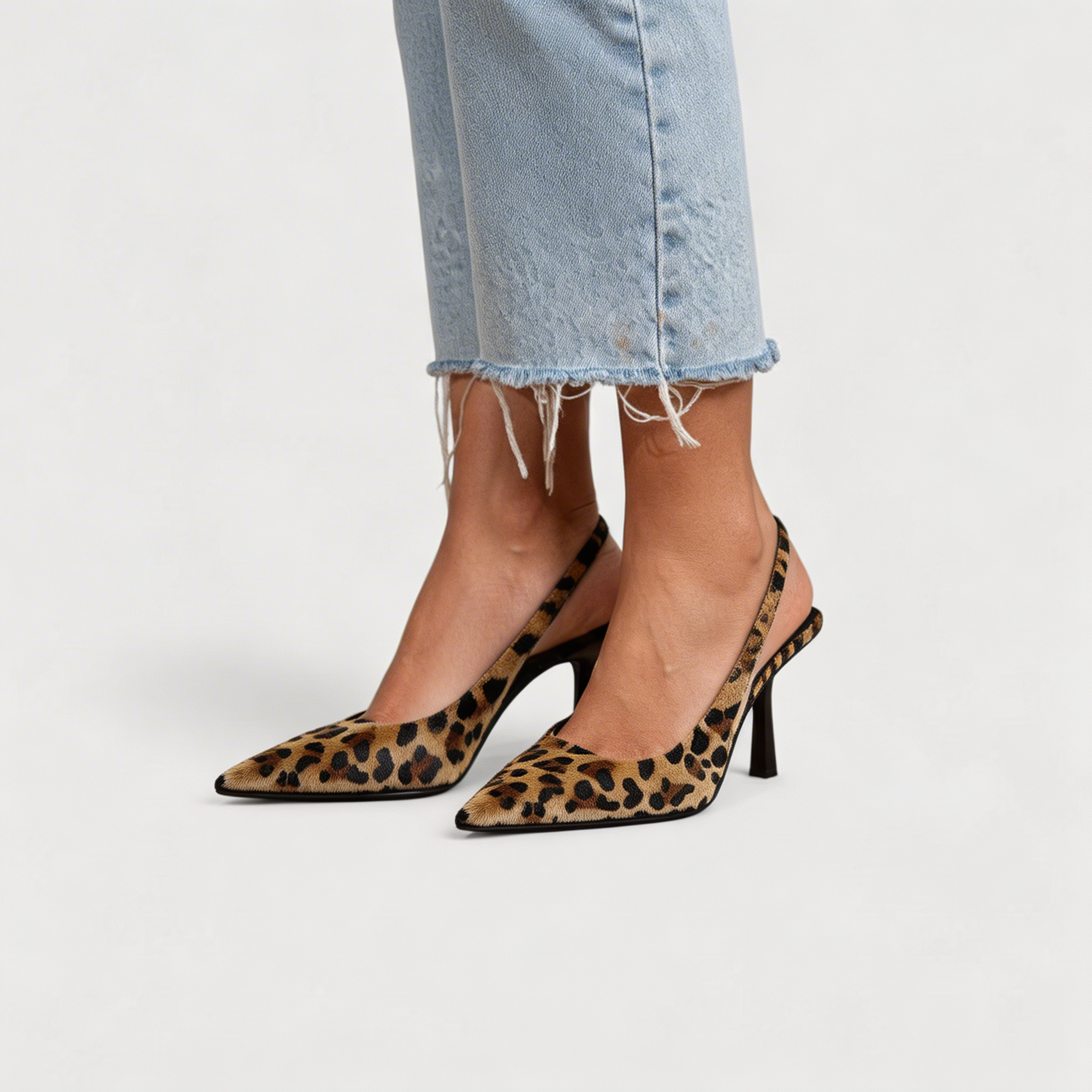 Velmira Slingback-Pumps in Leoparden-Print – Detailansicht mit spitzer Form und schlankem Absatz