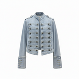 Talaine Velisse Jeansjacke in Hellblau im Military-Stil getragen