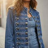 Talaine Jeansjacke mit Zierknoepfen in eleganter Detailaufnahme