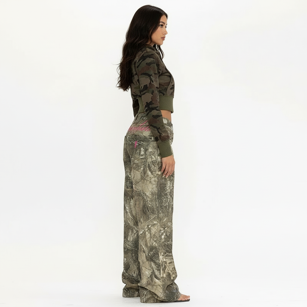 Modell in Zavelle Camouflage Wide-Leg-Jeans, Seitenansicht mit Crop-Top
