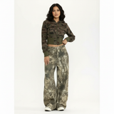 Modell trägt Zavelle Camouflage Wide-Leg-Jeans und Crop-Camo-Top, Streetstyle-Frontansicht
