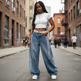 Modell trägt Nyvra Baggy Jeans in Blau mit Streifen-Akzent, Streetstyle-Look auf Stadtstraße