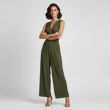 Modell trägt Elvara Jumpsuit in Olivgrün mit V-Ausschnitt und Wide-Leg, Frontansicht