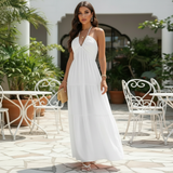Modell trägt Liora Halter-Maxikleid in Weiß, Frontansicht im mediterranen Innenhof