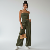Elvani Lounge-Set Damen in Olivgrün – schulterfreies Bandeau-Top mit Wide-Leg-Hose, Frontansicht mit Crossbody-Tasche
