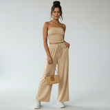 Elvani Lounge-Set Damen in Beige – schulterfreies Bandeau-Top mit Wide-Leg-Hose, Frontansicht mit Clutch
