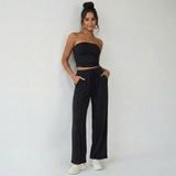 Elvani Lounge-Set Damen in Schwarz – minimalistische Frontansicht, Bandeau-Top mit Wide-Leg-Hose, Hände in den Taschen