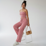 Elvani Lounge-Set Damen in Altrosa – sitzende Pose mit Wide-Leg-Hose, Bandeau-Top und Korb-Handtasche