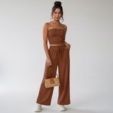 Elvani Lounge-Set Damen in Braun – Bandeau-Top mit Wide-Leg-Hose, Frontansicht mit brauner Clutch