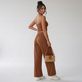 Elvani Lounge-Set Damen in Braun – Rückansicht des schulterfreien Bandeau-Tops und der Wide-Leg-Hose