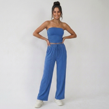 Elvani Lounge-Set Damen in Blau – Bandeau-Top und Wide-Leg-Hose, lässige Frontansicht mit weißen Sneakers