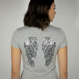 Modell in Avelisse Fitted T-Shirt – weitere Lookbook-Pose