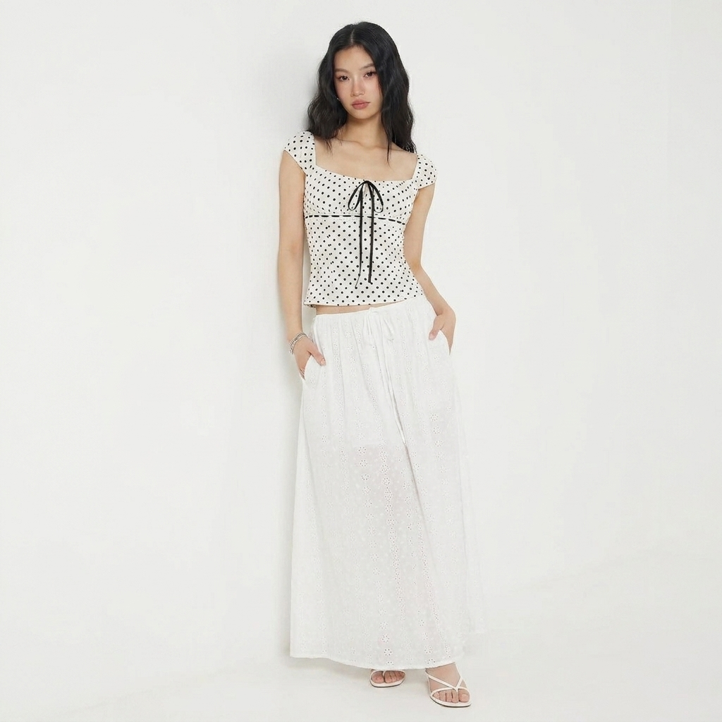 Modell in Lioretta Punkte-Top – weitere Lookbook-Aufnahme