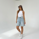 Novéra Denim Bermuda Shorts Damen in Hellblau – Streetstyle-Outfit mit Tank Top und Cap, Frontansicht