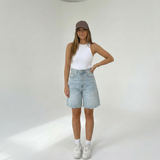Novéra Denim Bermuda Shorts Damen – Casual Streetstyle Outfit mit Tank Top und weißen Sneakers