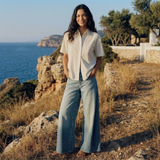 Harper helle Wide-Leg-Jeans kombiniert mit Sneakern