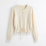 Camille Strickjacke in Creme mit Spitzensaum, Produktansicht