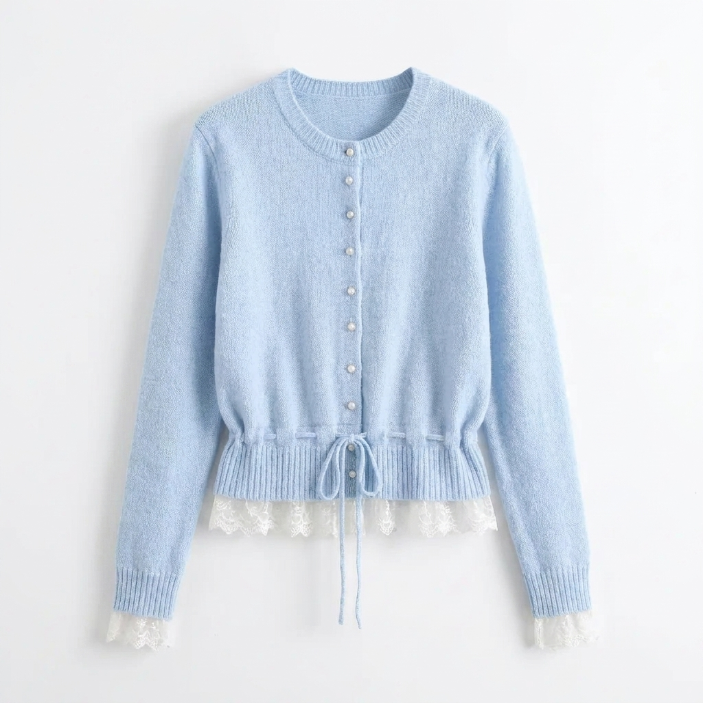 Camille Strickjacke in Hellblau mit Spitzensaum, Produktansicht