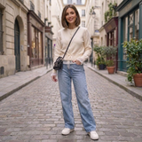 Camille Strickjacke mit Spitzendetails in Creme am Model