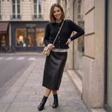 Camille Strickjacke in Schwarz mit Lederrock kombiniert