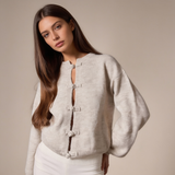 Amélie Strickjacke in Beige mit Knopfverschluss am Model