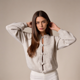 Amélie Strickjacke in Beige mit entspannter Passform, seitliche Ansicht