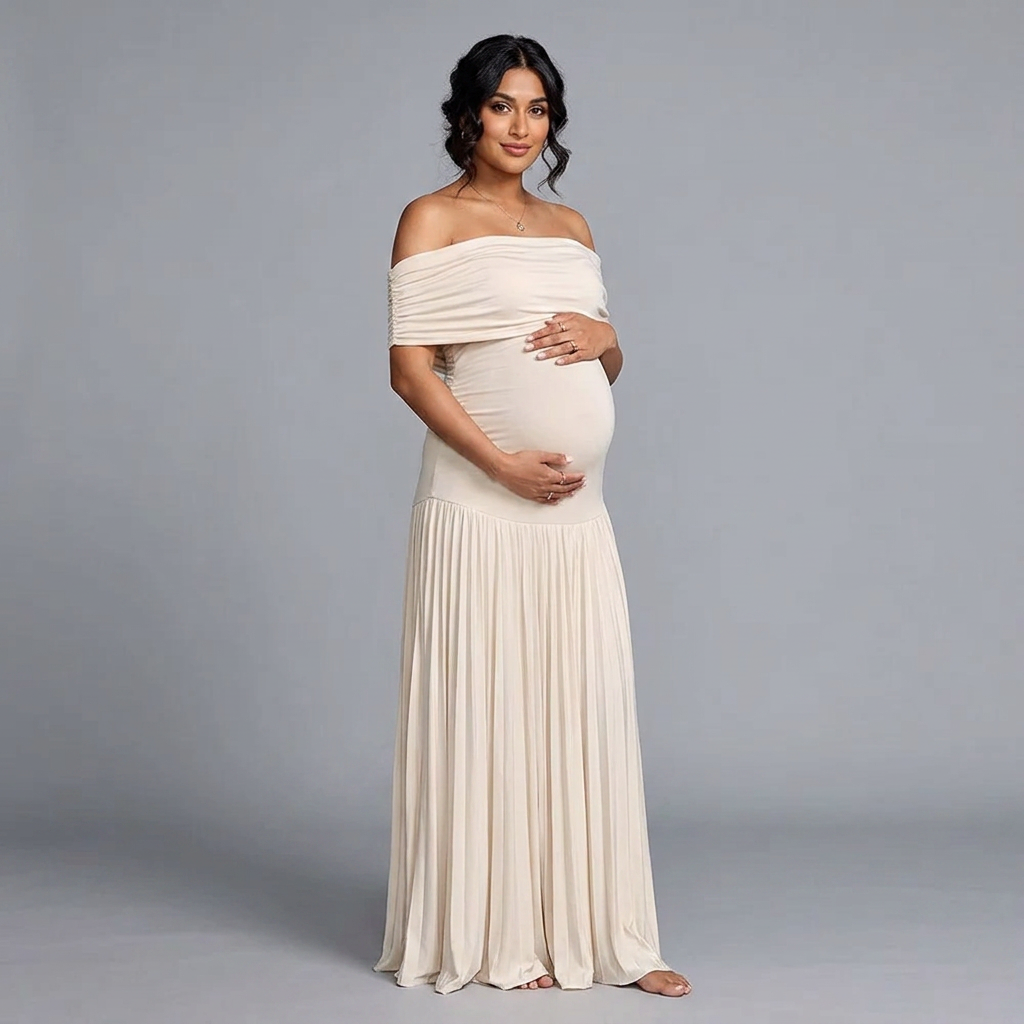Isaline elegantes Umstandskleid in Creme mit Off-Shoulder-Ausschnitt am Model