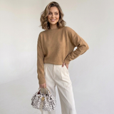 Cremeweiße Faux-Fur-Schultertasche mit Leopardenprint am Modell