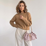 Rosa Faux-Fur-Schultertasche mit Leopardenprint und Goldkette am Modell