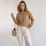 Beige Faux-Fur-Schultertasche mit Leopardenprint am Modell getragen