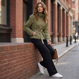 Maélie kurzer Trenchcoat Damen in Olivgrün mit Bindegürtel am Modell
