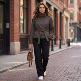 Maélie kurzer Trenchcoat Damen in Braun mit Bindegürtel am Modell
