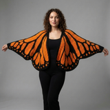 Mariposa gestrickter Schmetterling-Cardigan mit Oversized-Ärmeln in Orange am Modell