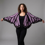 Lila Schmetterling-Cardigan Damen mit Oversized-Ärmeln am Modell